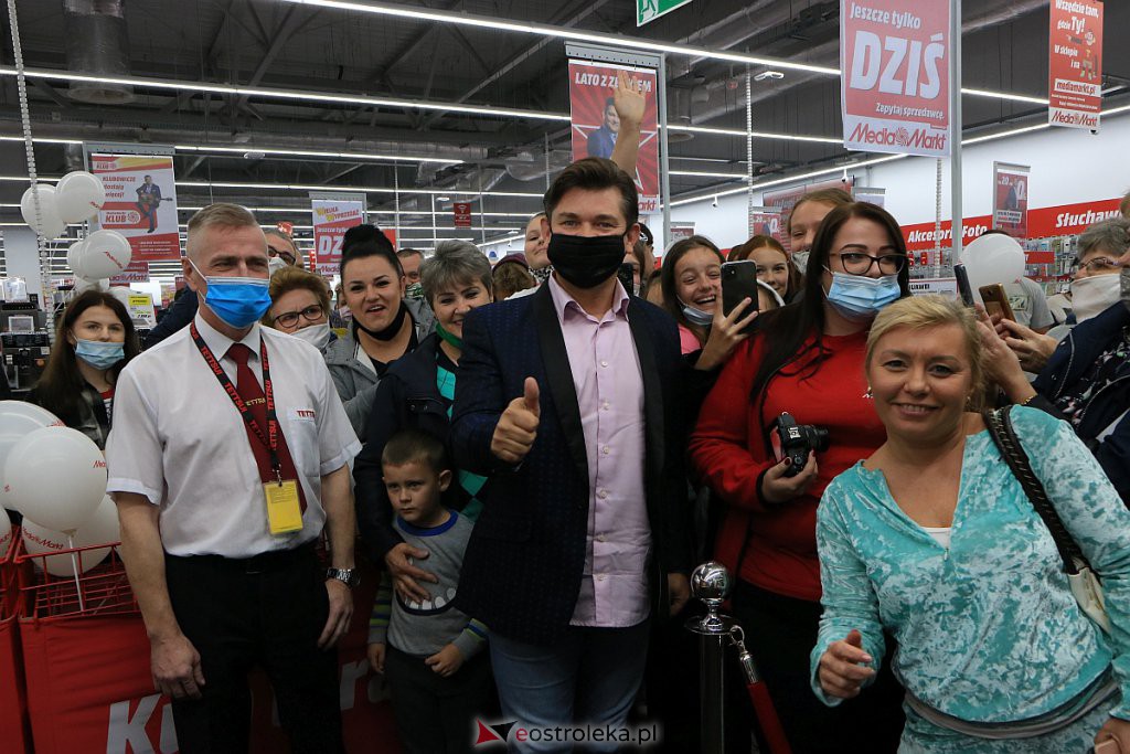 Zenek Martyniuk w ostrołęckim Media Markt. Tłumy fanów czekały na „Króla Disco” [30.09.2020] - zdjęcie #35 - eOstroleka.pl