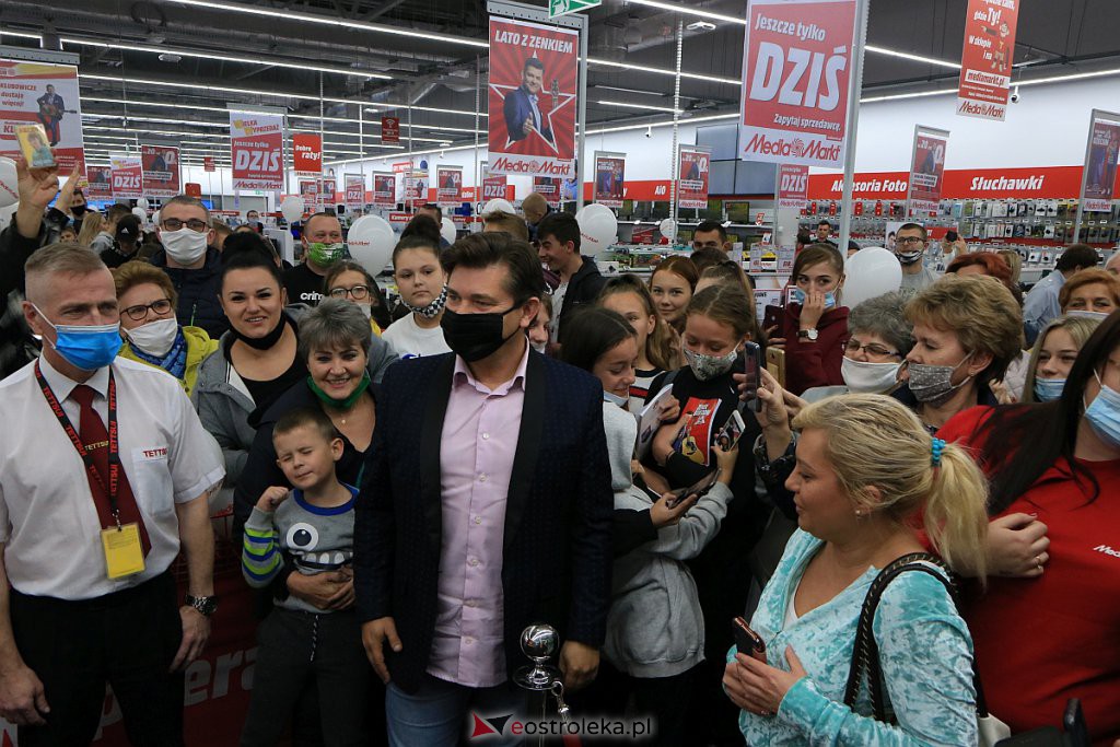 Zenek Martyniuk w ostrołęckim Media Markt. Tłumy fanów czekały na „Króla Disco” [30.09.2020] - zdjęcie #36 - eOstroleka.pl