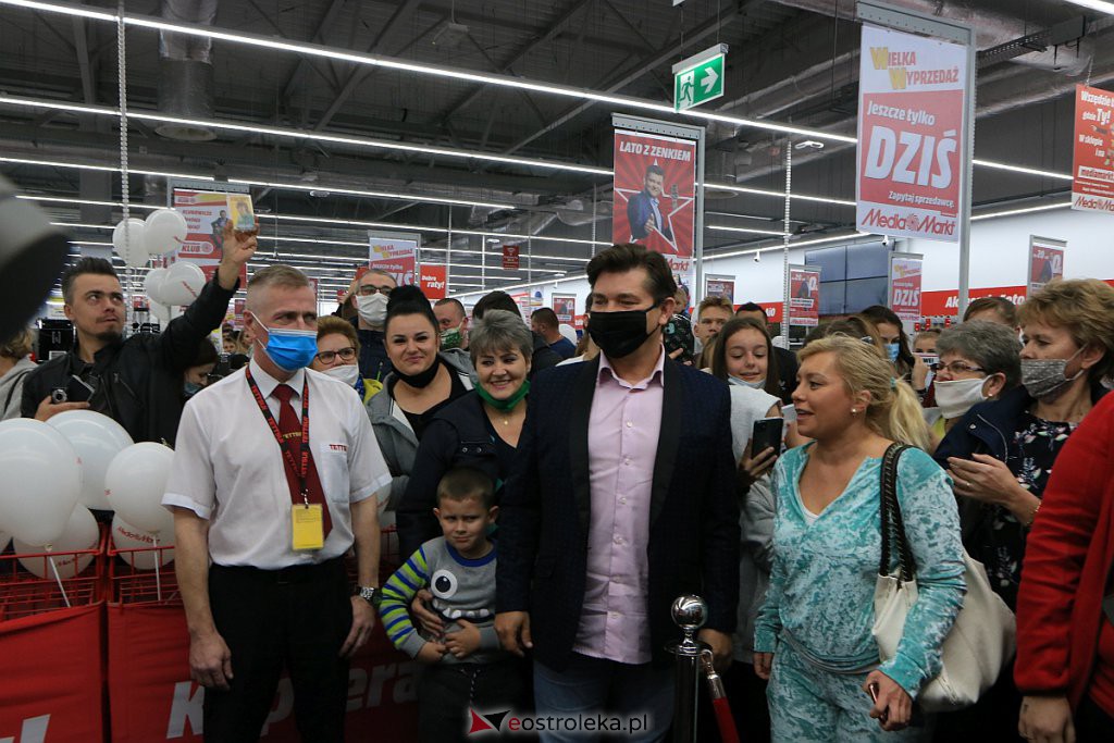 Zenek Martyniuk w ostrołęckim Media Markt. Tłumy fanów czekały na „Króla Disco” [30.09.2020] - zdjęcie #37 - eOstroleka.pl