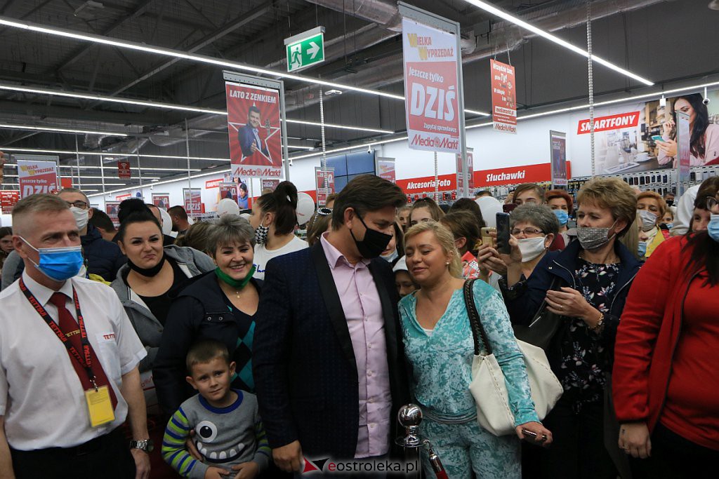 Zenek Martyniuk w ostrołęckim Media Markt. Tłumy fanów czekały na „Króla Disco” [30.09.2020] - zdjęcie #38 - eOstroleka.pl
