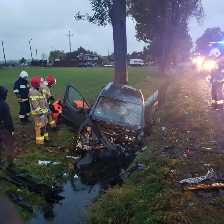 Czołowe zderzenie dwóch osobówek. Cztery osoby zostały poszkodowane [13.10.2020] - zdjęcie #1 - eOstroleka.pl