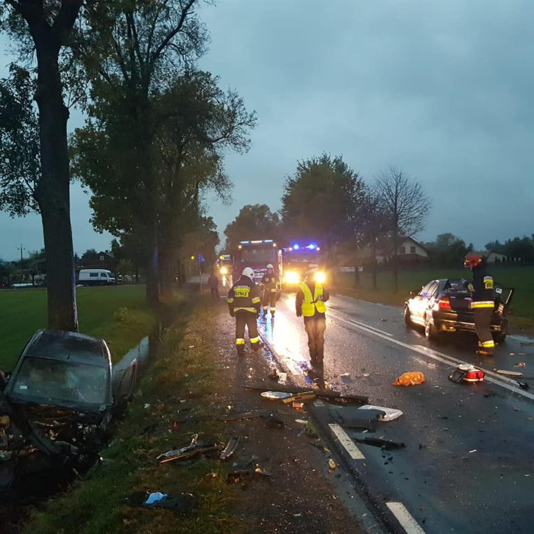 Czołowe zderzenie dwóch osobówek. Cztery osoby zostały poszkodowane [13.10.2020] - zdjęcie #3 - eOstroleka.pl