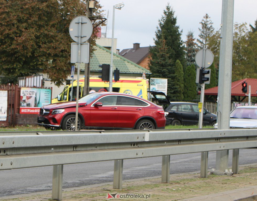 Wypadek na skrzyżowaniu Alei Wojska Polskiego z Witosa [19.10.2020] - zdjęcie #1 - eOstroleka.pl
