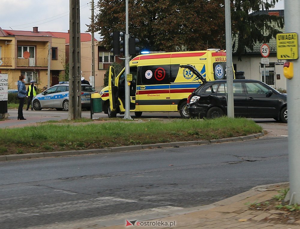 Wypadek na skrzyżowaniu Alei Wojska Polskiego z Witosa [19.10.2020] - zdjęcie #4 - eOstroleka.pl