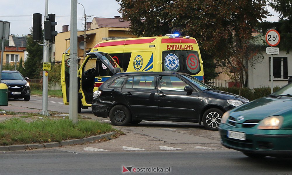 Wypadek na skrzyżowaniu Alei Wojska Polskiego z Witosa [19.10.2020] - zdjęcie #5 - eOstroleka.pl