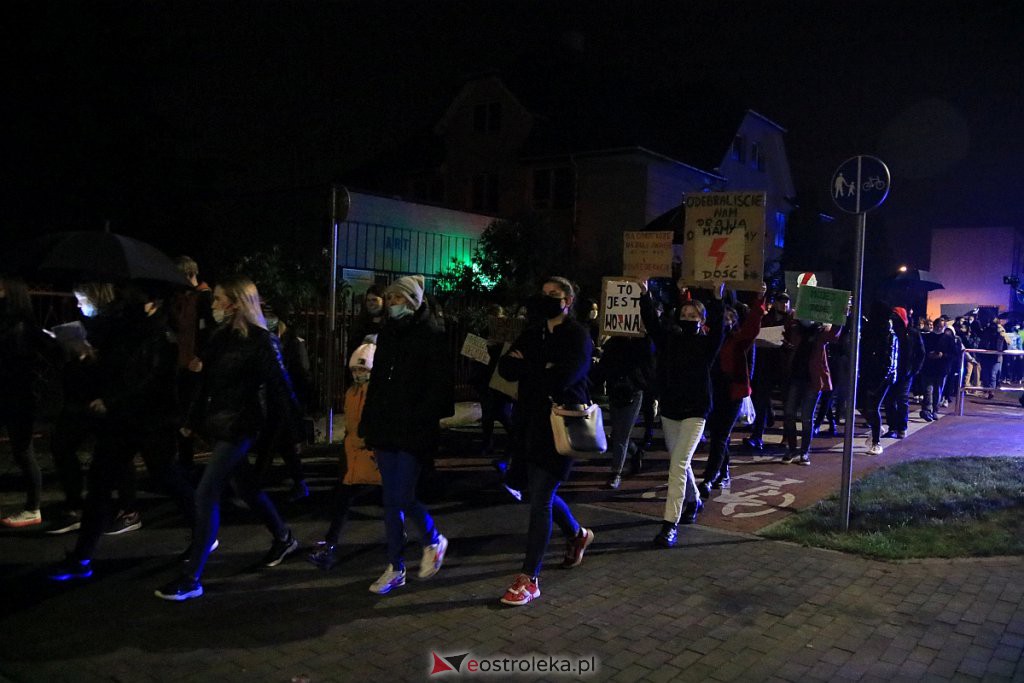 Protest Kobiet w Ostrołęce [25.10.2020] - zdjęcie #6 - eOstroleka.pl