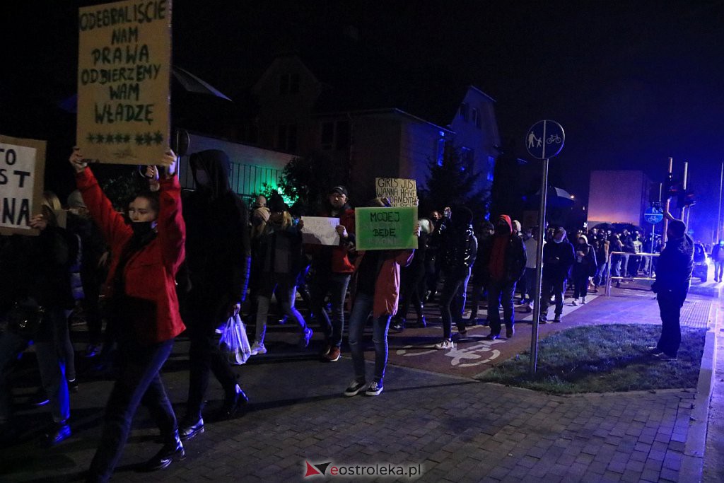Protest Kobiet w Ostrołęce [25.10.2020] - zdjęcie #9 - eOstroleka.pl