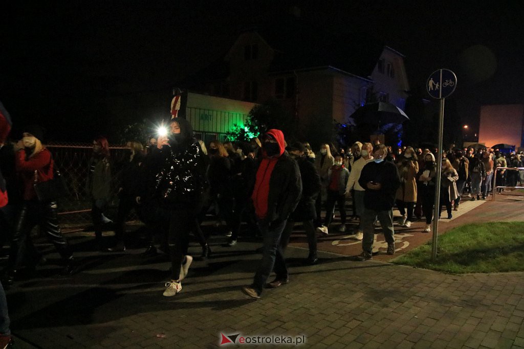 Protest Kobiet w Ostrołęce [25.10.2020] - zdjęcie #11 - eOstroleka.pl