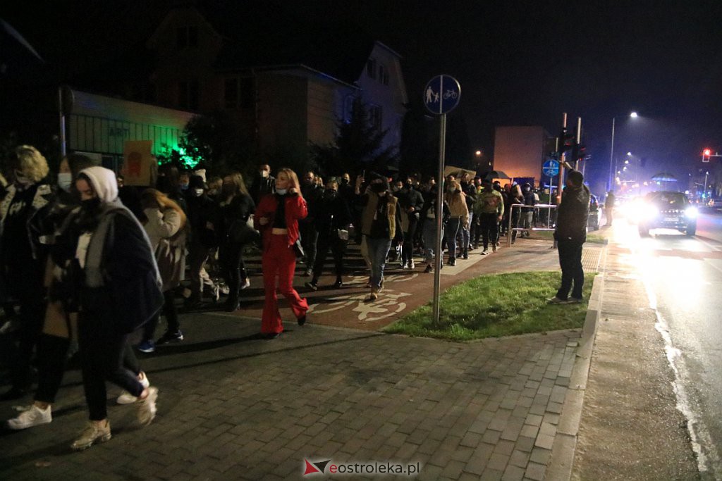 Protest Kobiet w Ostrołęce [25.10.2020] - zdjęcie #14 - eOstroleka.pl