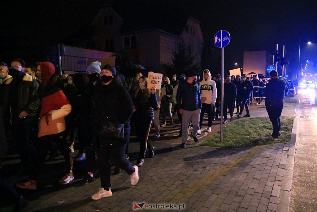 Protest Kobiet w Ostrołęce [25.10.2020] - zdjęcie #21 - eOstroleka.pl