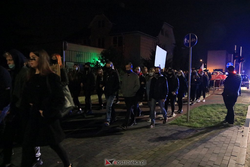 Protest Kobiet w Ostrołęce [25.10.2020] - zdjęcie #24 - eOstroleka.pl