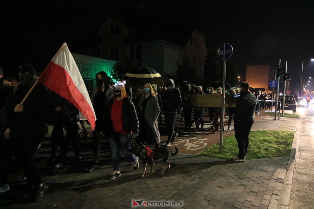 Protest Kobiet w Ostrołęce [25.10.2020] - zdjęcie #28 - eOstroleka.pl