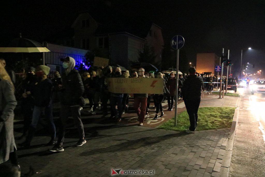 Protest Kobiet w Ostrołęce [25.10.2020] - zdjęcie #30 - eOstroleka.pl