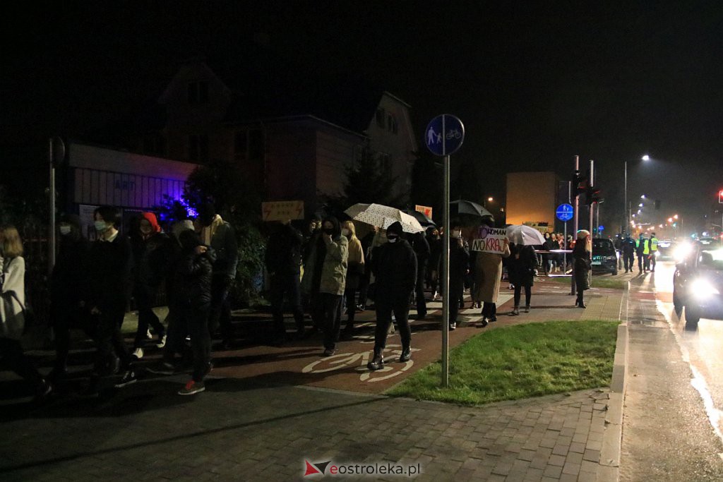 Protest Kobiet w Ostrołęce [25.10.2020] - zdjęcie #36 - eOstroleka.pl