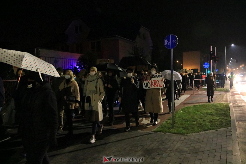 Protest Kobiet w Ostrołęce [25.10.2020] - zdjęcie #37 - eOstroleka.pl