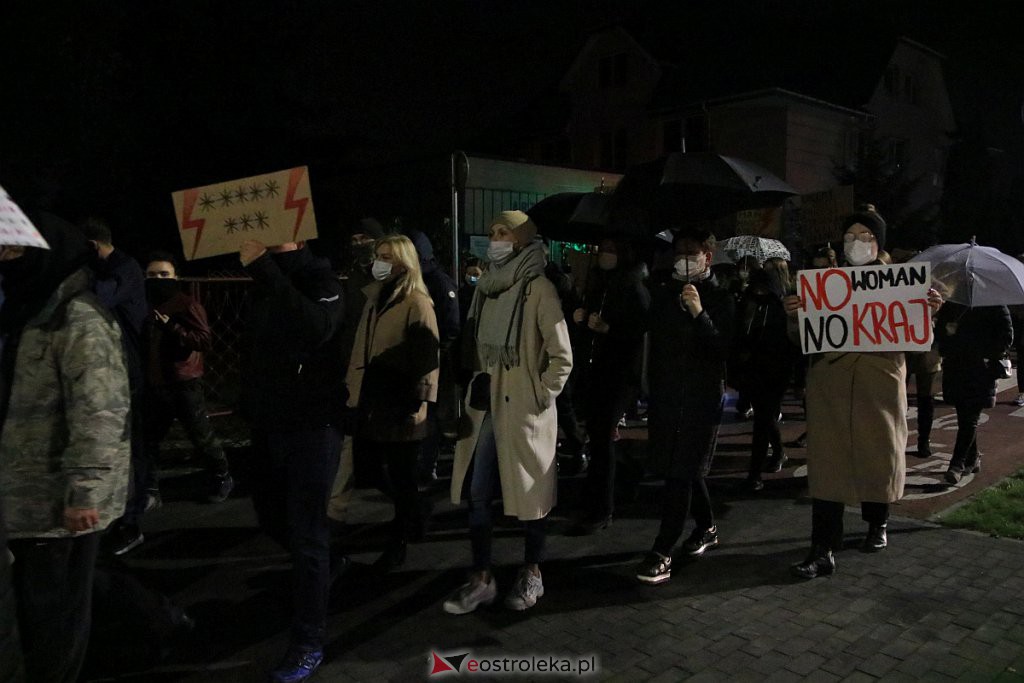 Protest Kobiet w Ostrołęce [25.10.2020] - zdjęcie #38 - eOstroleka.pl