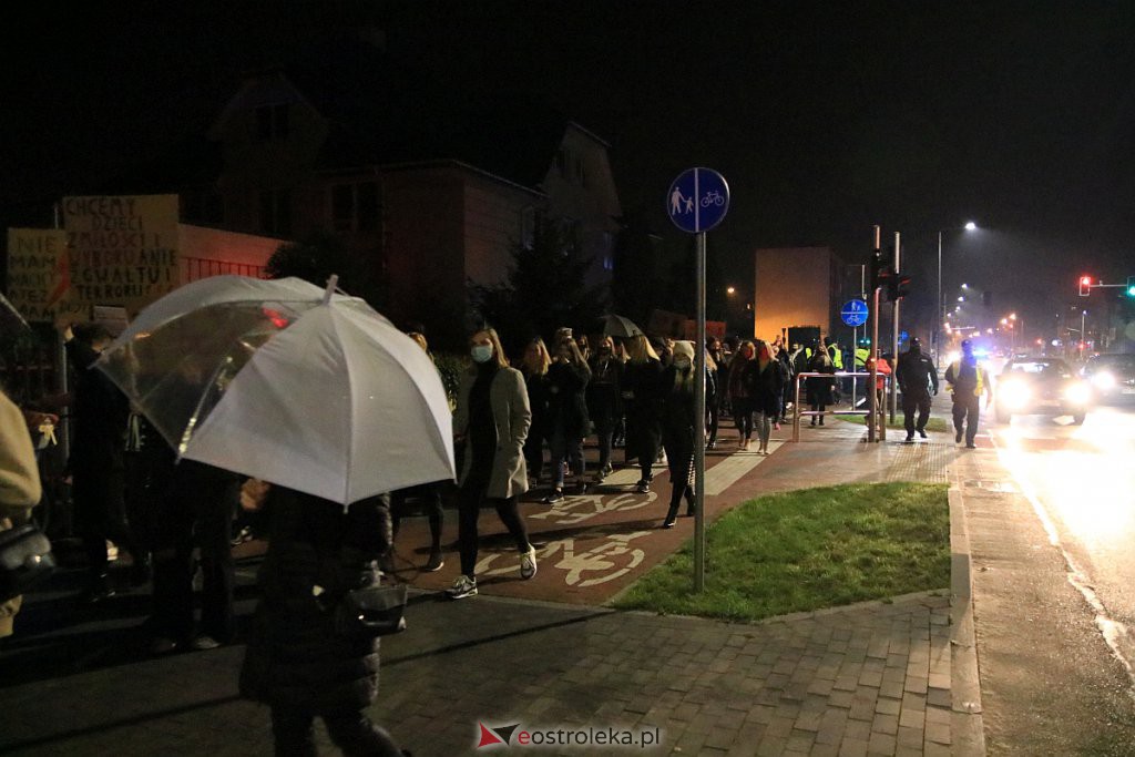 Protest Kobiet w Ostrołęce [25.10.2020] - zdjęcie #39 - eOstroleka.pl