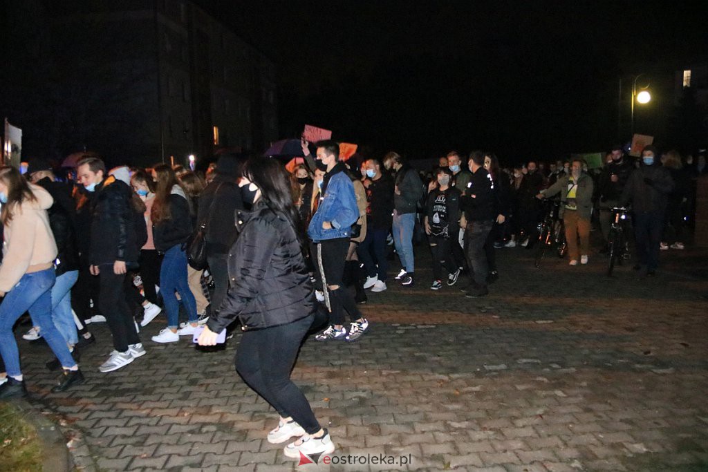 Protest Kobiet w Ostrołęce [25.10.2020] - zdjęcie #83 - eOstroleka.pl