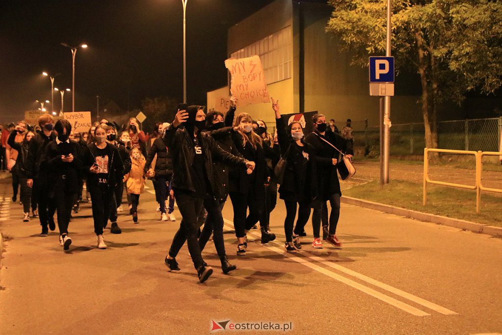 Protest Kobiet w Ostrołęce [25.10.2020] - zdjęcie #70 - eOstroleka.pl