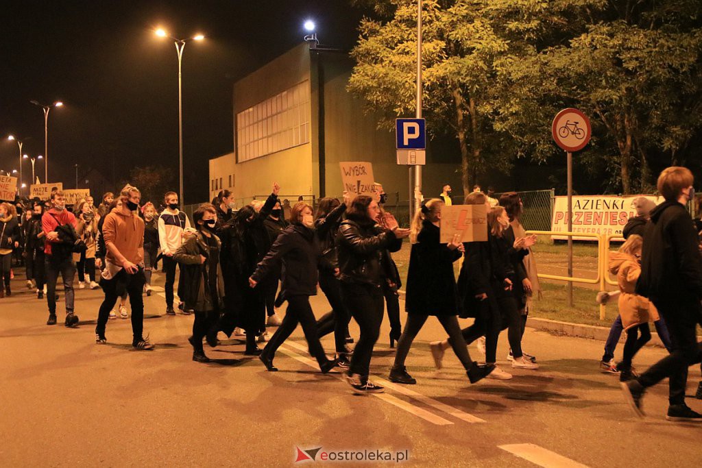 Protest Kobiet w Ostrołęce [25.10.2020] - zdjęcie #66 - eOstroleka.pl