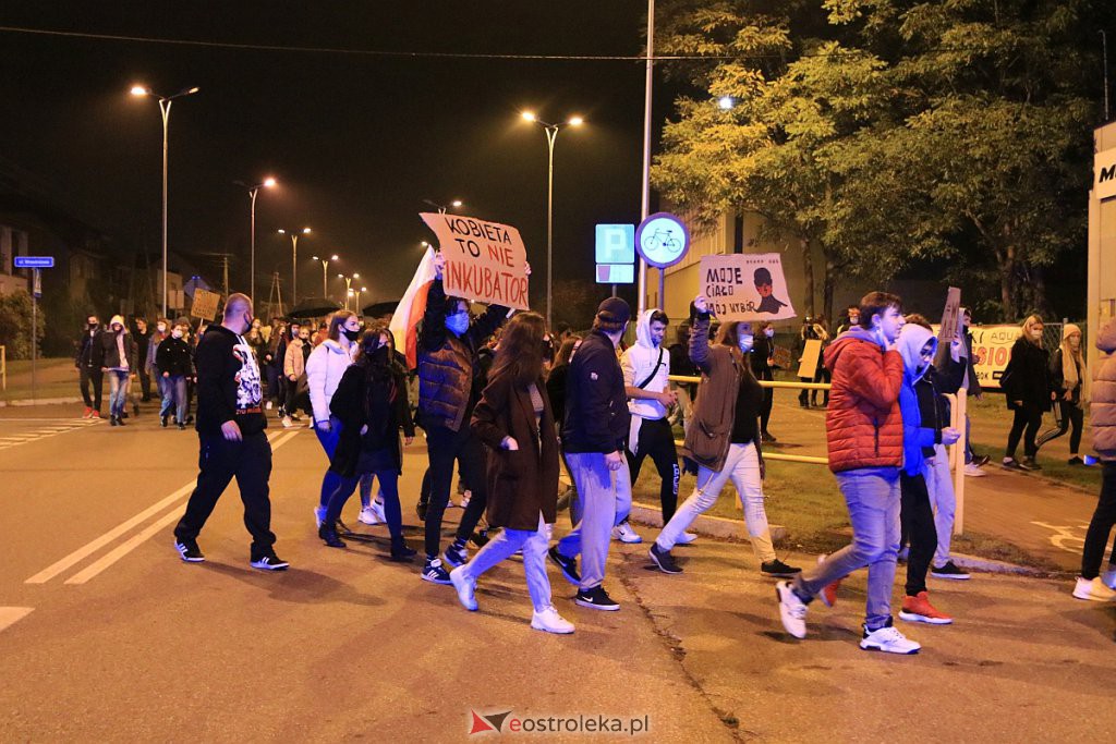 Protest Kobiet w Ostrołęce [25.10.2020] - zdjęcie #59 - eOstroleka.pl