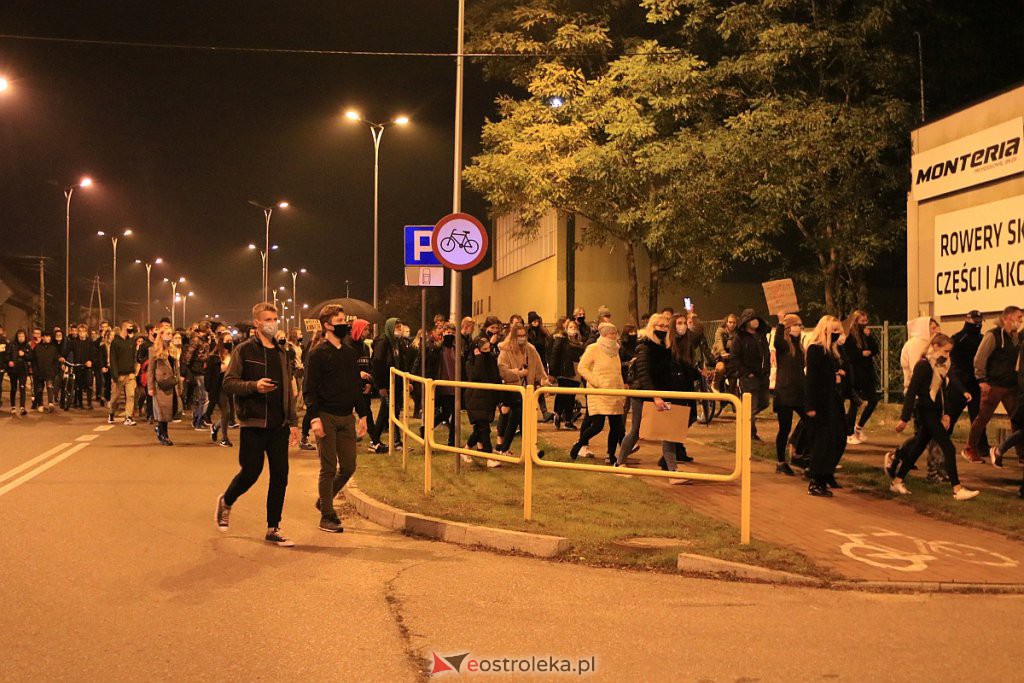 Protest Kobiet w Ostrołęce [25.10.2020] - zdjęcie #46 - eOstroleka.pl
