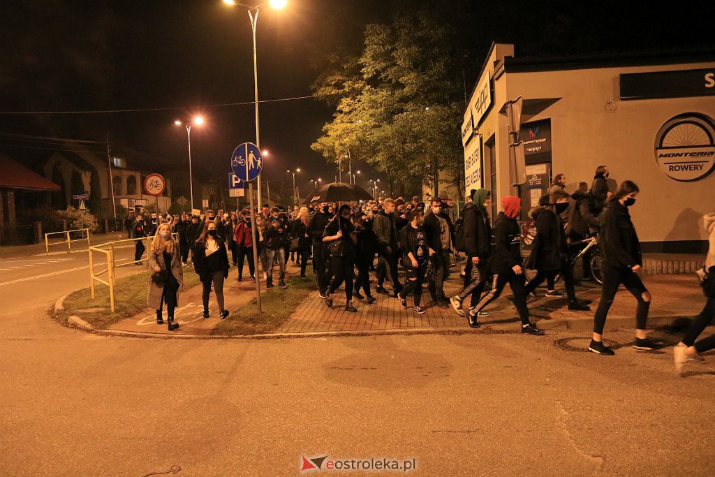 Protest Kobiet w Ostrołęce [25.10.2020] - zdjęcie #45 - eOstroleka.pl