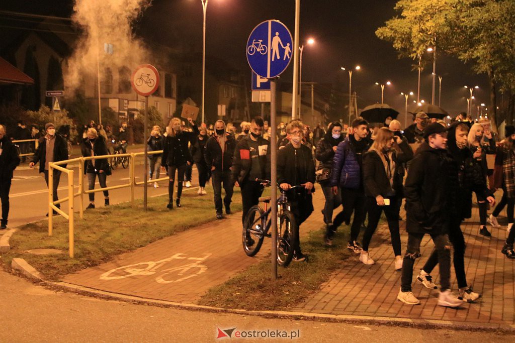 Protest Kobiet w Ostrołęce [25.10.2020] - zdjęcie #39 - eOstroleka.pl