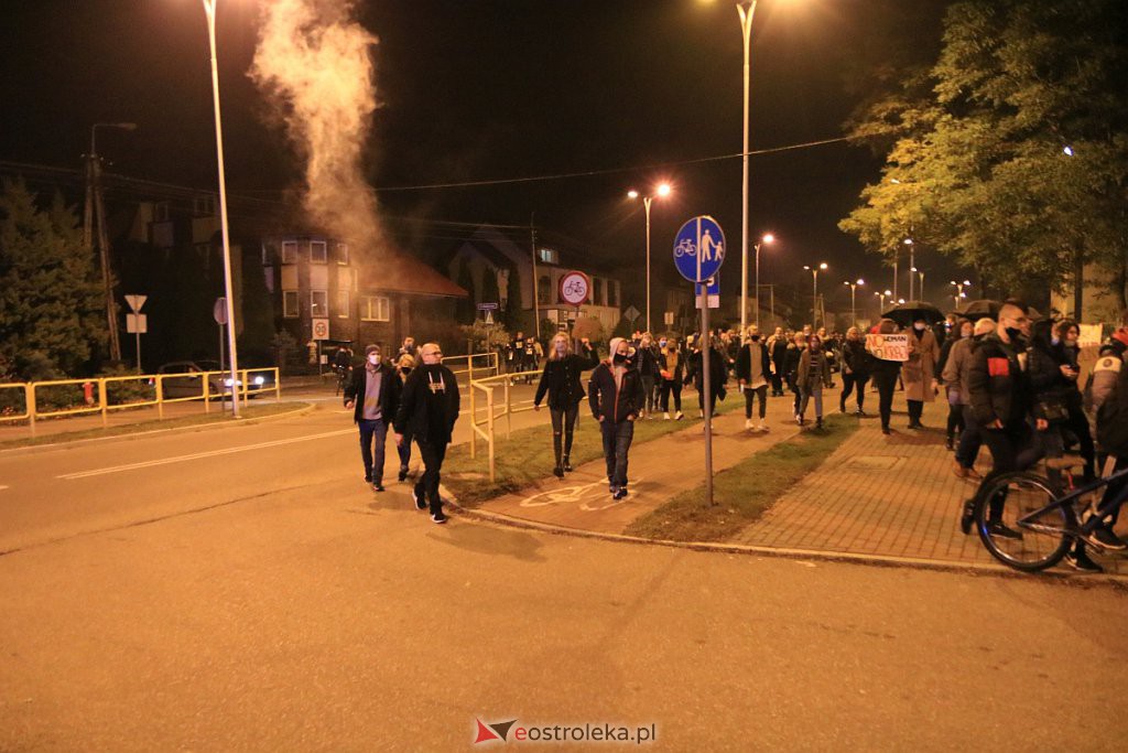 Protest Kobiet w Ostrołęce [25.10.2020] - zdjęcie #37 - eOstroleka.pl