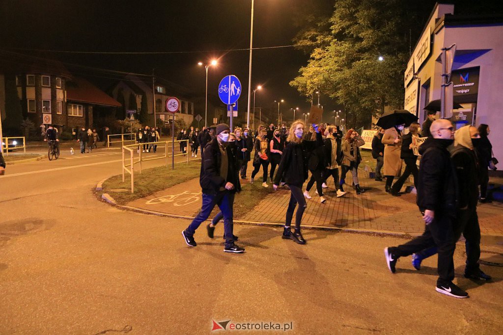 Protest Kobiet w Ostrołęce [25.10.2020] - zdjęcie #33 - eOstroleka.pl