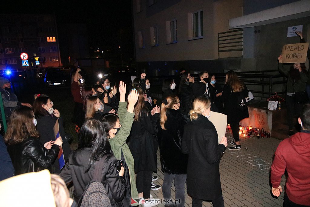 Protest Kobiet w Ostrołęce [25.10.2020] - zdjęcie #40 - eOstroleka.pl