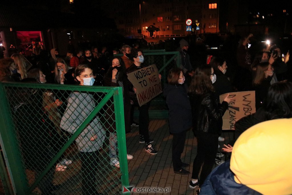 Protest Kobiet w Ostrołęce [25.10.2020] - zdjęcie #38 - eOstroleka.pl