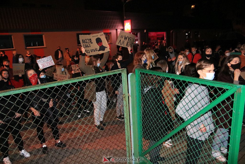 Protest Kobiet w Ostrołęce [25.10.2020] - zdjęcie #36 - eOstroleka.pl