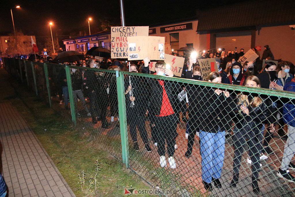 Protest Kobiet w Ostrołęce [25.10.2020] - zdjęcie #30 - eOstroleka.pl
