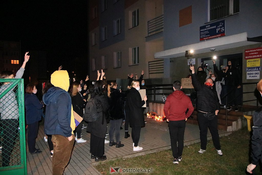 Protest Kobiet w Ostrołęce [25.10.2020] - zdjęcie #24 - eOstroleka.pl
