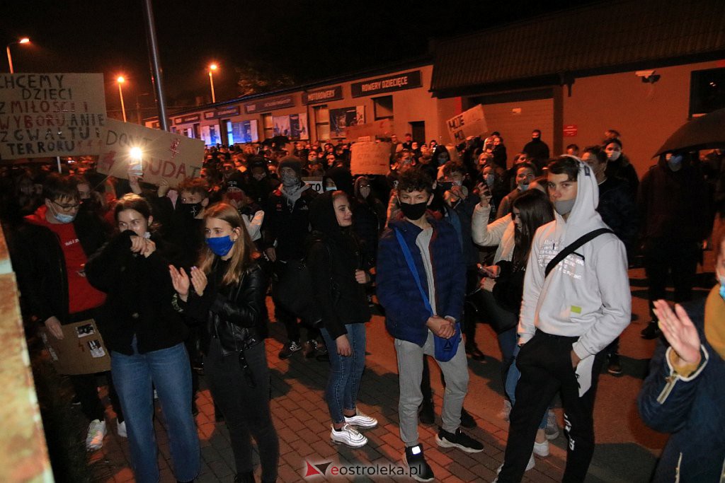 Protest Kobiet w Ostrołęce [25.10.2020] - zdjęcie #16 - eOstroleka.pl