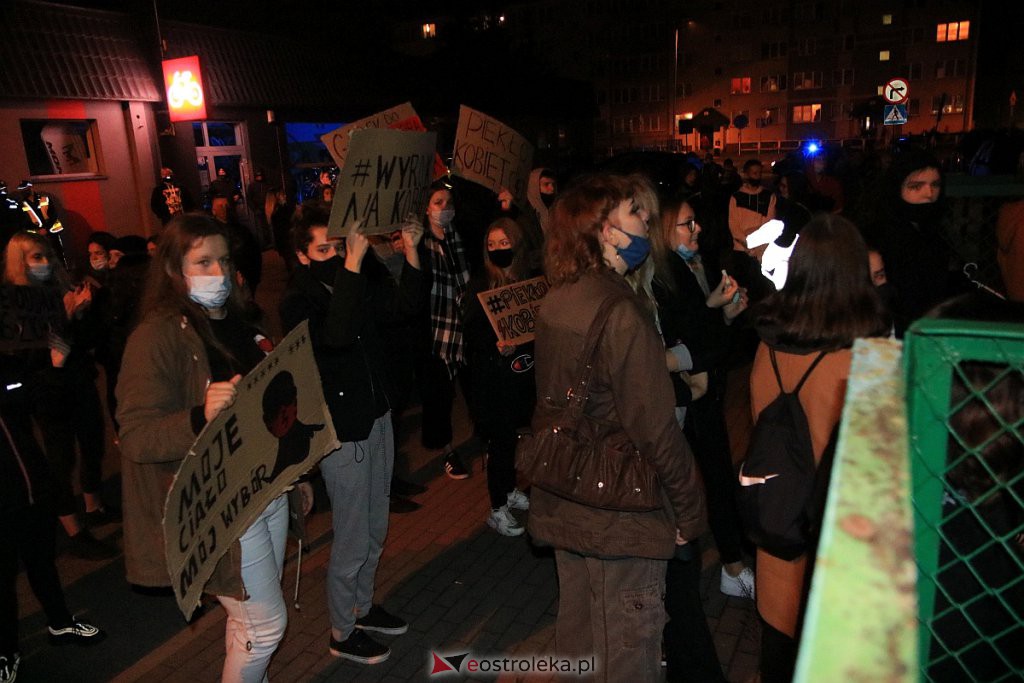 Protest Kobiet w Ostrołęce [25.10.2020] - zdjęcie #14 - eOstroleka.pl