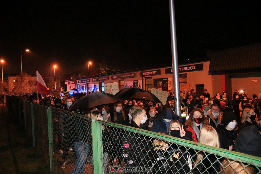 Protest Kobiet w Ostrołęce [25.10.2020] - zdjęcie #13 - eOstroleka.pl