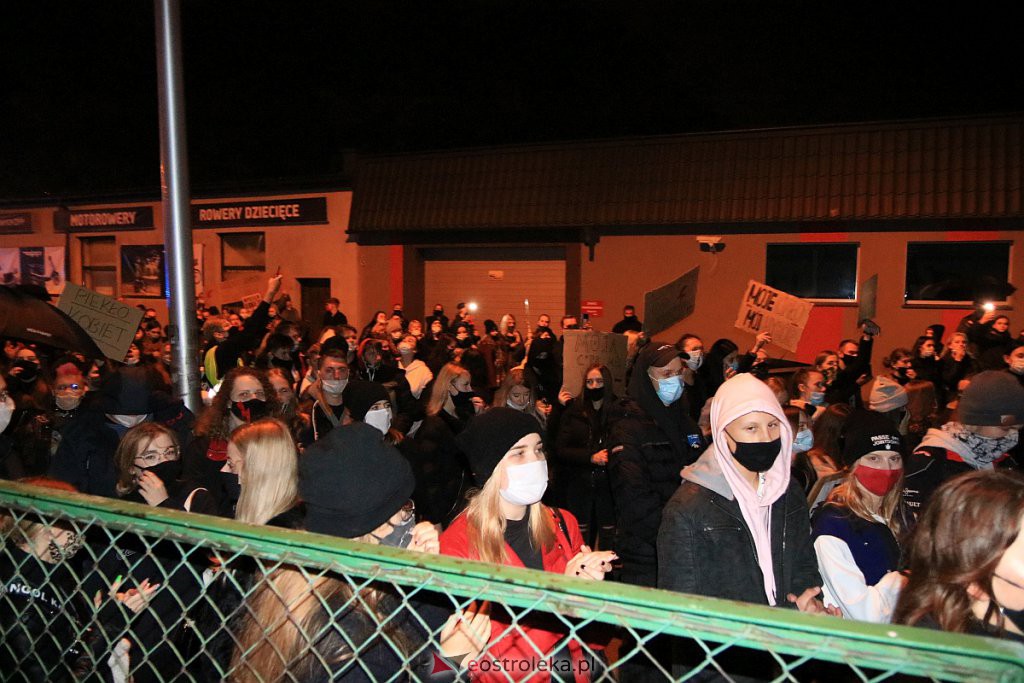 Protest Kobiet w Ostrołęce [25.10.2020] - zdjęcie #12 - eOstroleka.pl