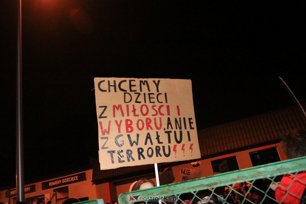 Protest Kobiet w Ostrołęce [25.10.2020] - zdjęcie #11 - eOstroleka.pl