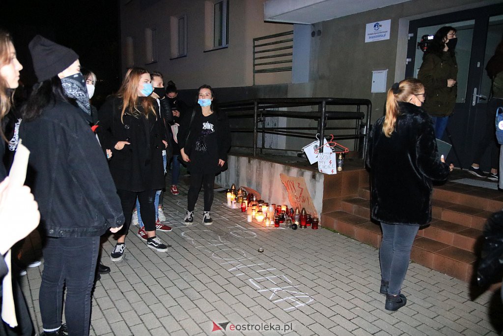 Protest Kobiet w Ostrołęce [25.10.2020] - zdjęcie #10 - eOstroleka.pl