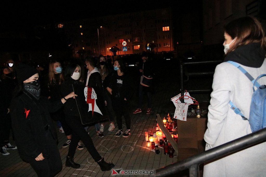 Protest Kobiet w Ostrołęce [25.10.2020] - zdjęcie #9 - eOstroleka.pl