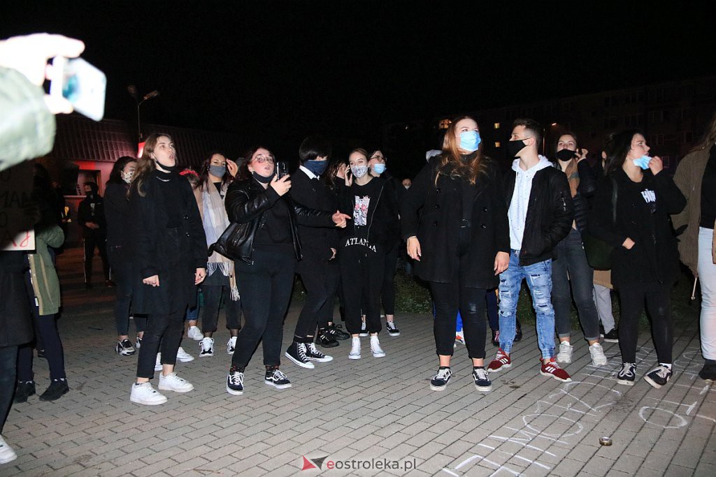 Protest Kobiet w Ostrołęce [25.10.2020] - zdjęcie #7 - eOstroleka.pl