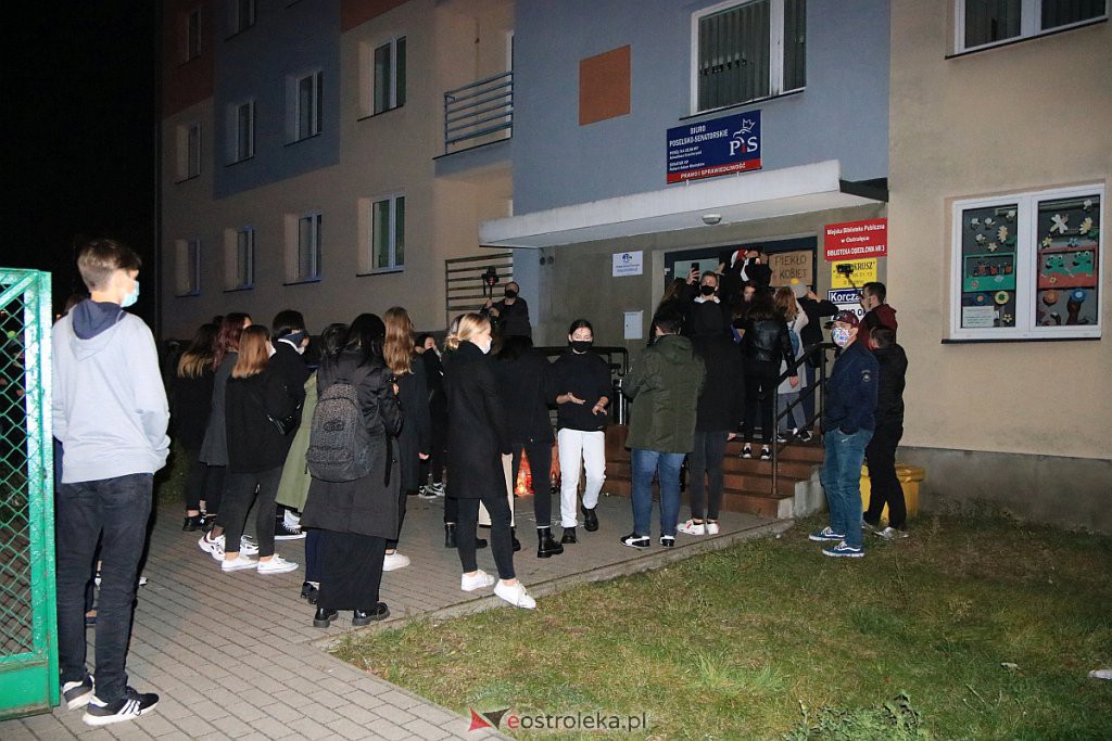 Protest Kobiet w Ostrołęce [25.10.2020] - zdjęcie #6 - eOstroleka.pl