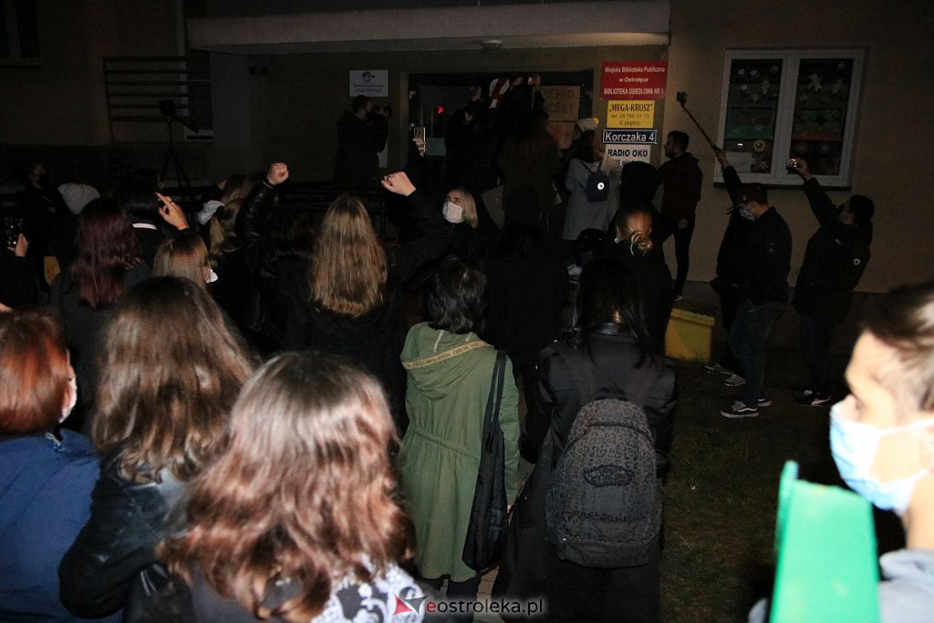 Protest Kobiet w Ostrołęce [25.10.2020] - zdjęcie #5 - eOstroleka.pl