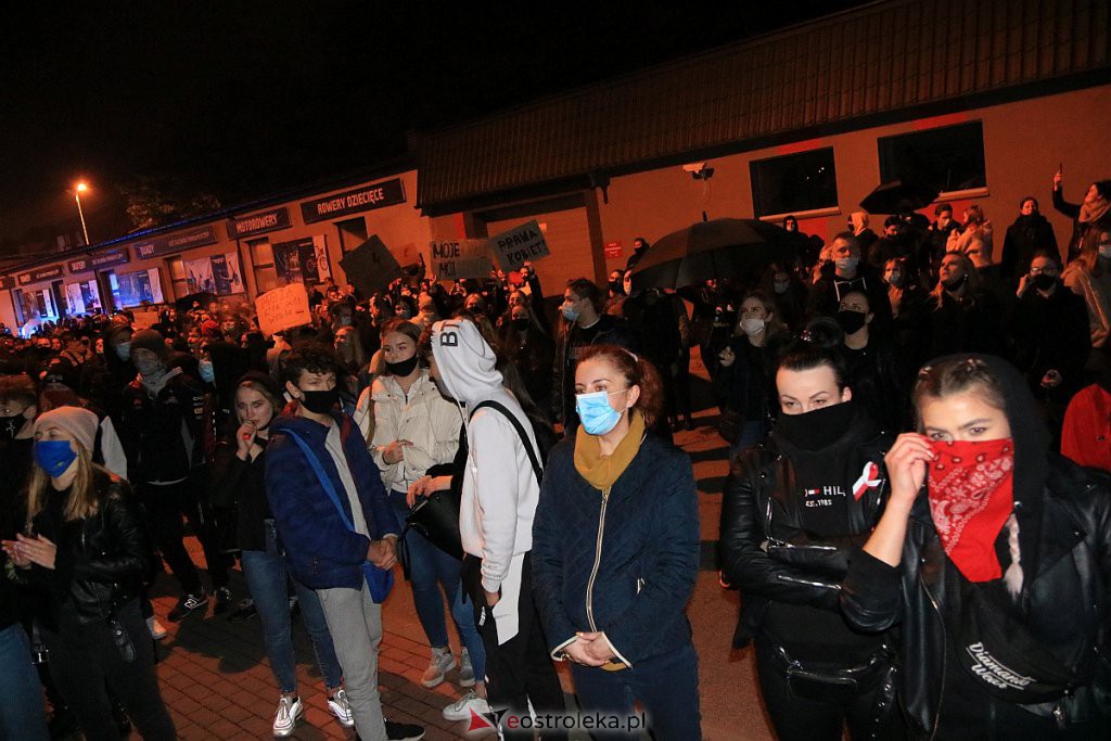 Protest Kobiet w Ostrołęce [25.10.2020] - zdjęcie #4 - eOstroleka.pl
