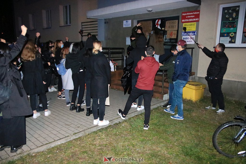 Protest Kobiet w Ostrołęce [25.10.2020] - zdjęcie #1 - eOstroleka.pl