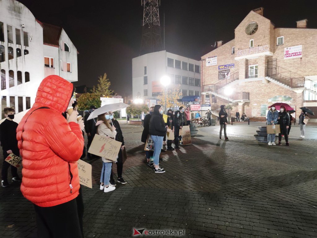 Protest kobiet w Ostrołęce [27.10.2020] - zdjęcie #4 - eOstroleka.pl