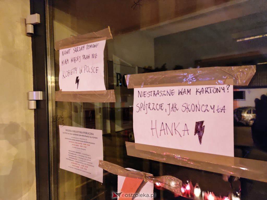 Strajk Kobiet. Znicze i kwiaty przed biurem PiS [1.11.2020] - zdjęcie #3 - eOstroleka.pl