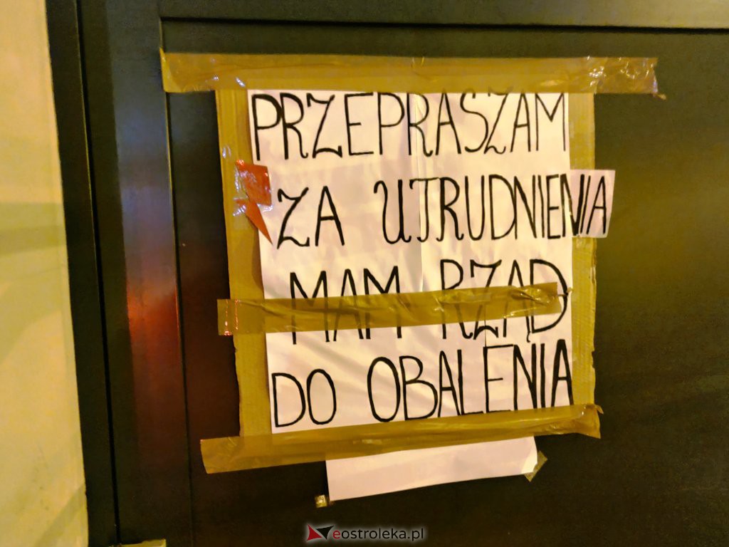 Strajk Kobiet. Znicze i kwiaty przed biurem PiS [1.11.2020] - zdjęcie #5 - eOstroleka.pl